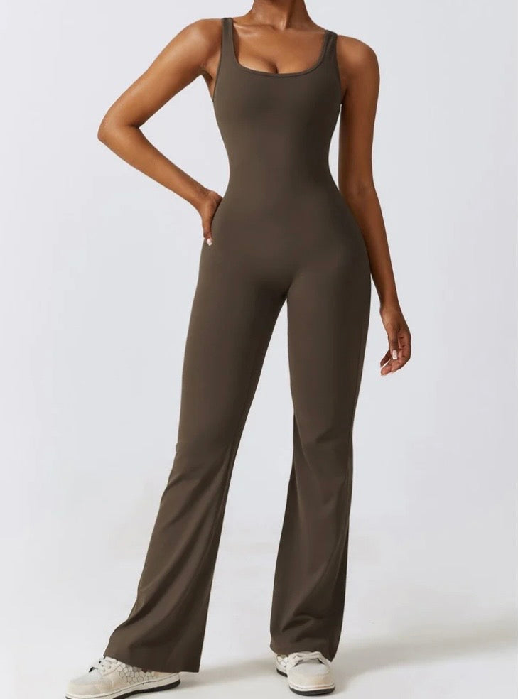 BEZPIEDURKŅU KOMBINEZONS AR UZPLIESOŠU IZPLATĪŠANU