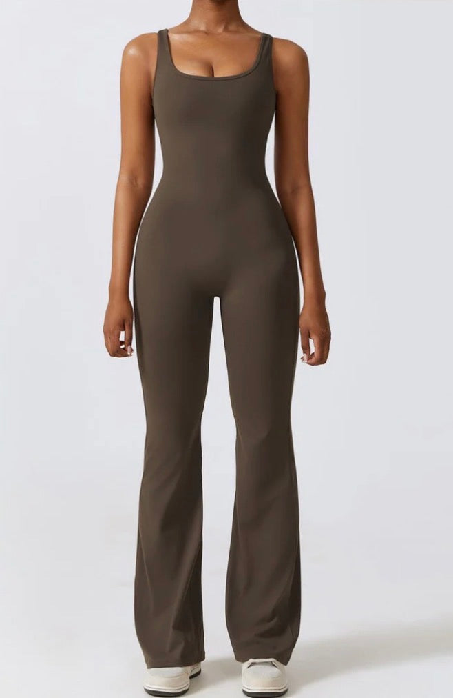 BEZPIEDURKŅU KOMBINEZONS AR UZPLIESOŠU IZPLATĪŠANU